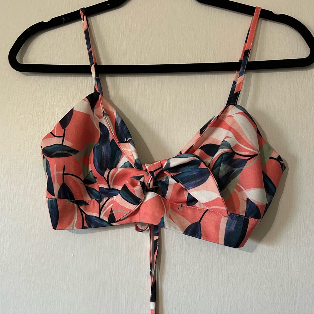 Never worn, crop top great for a tropical vacation 🌸